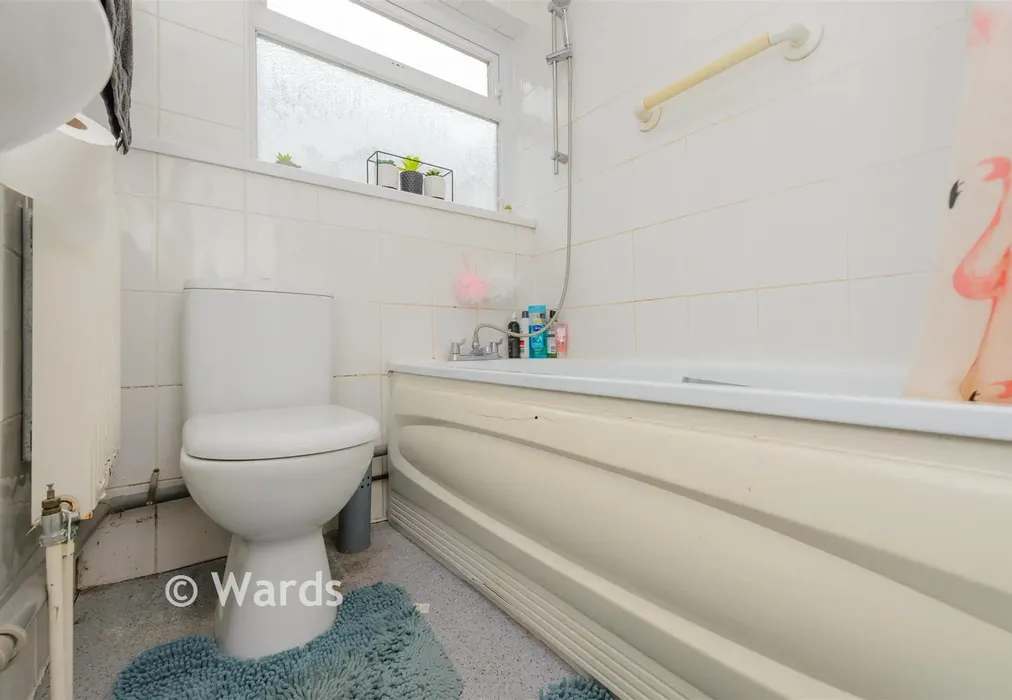 Bathroom - Downbank Avenue, Bexleyheath, Kent - Wards of Kent