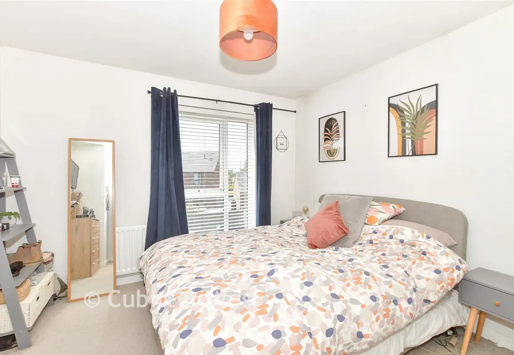 Bedroom 1 - Summer Barn Place, Pease Pottage, West Sussex - Wards of Kent