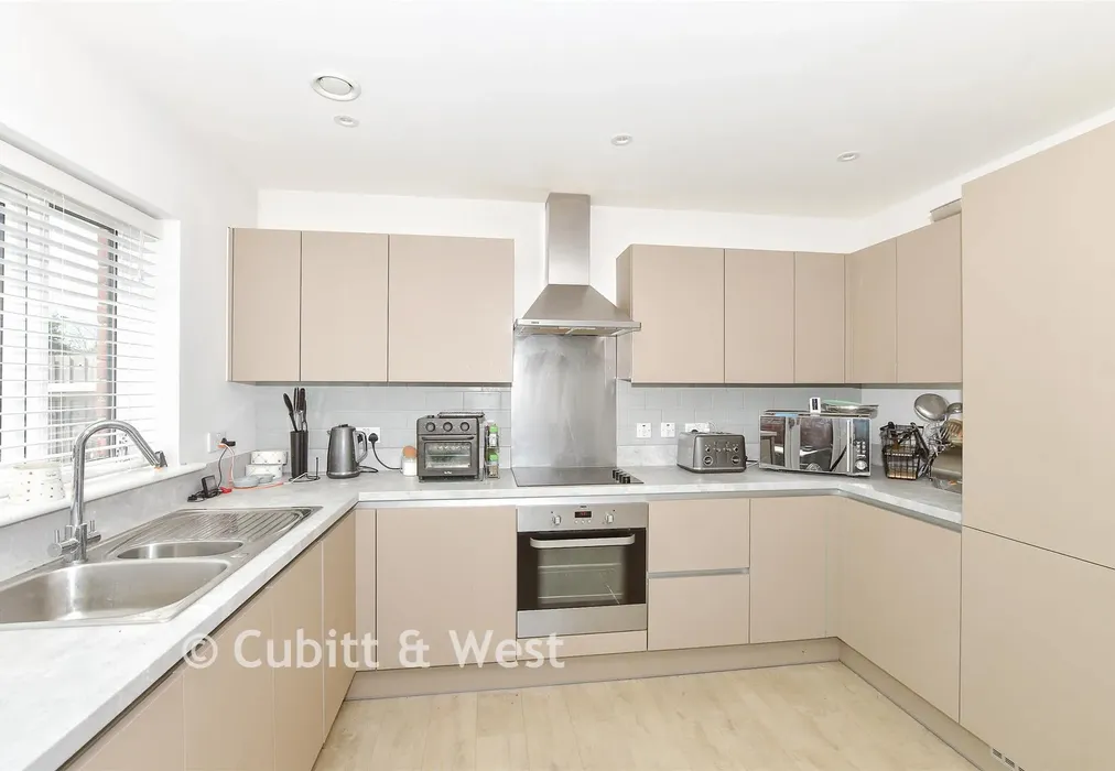 Kitchen/ Diner - Summer Barn Place, Pease Pottage, West Sussex - Wards of Kent