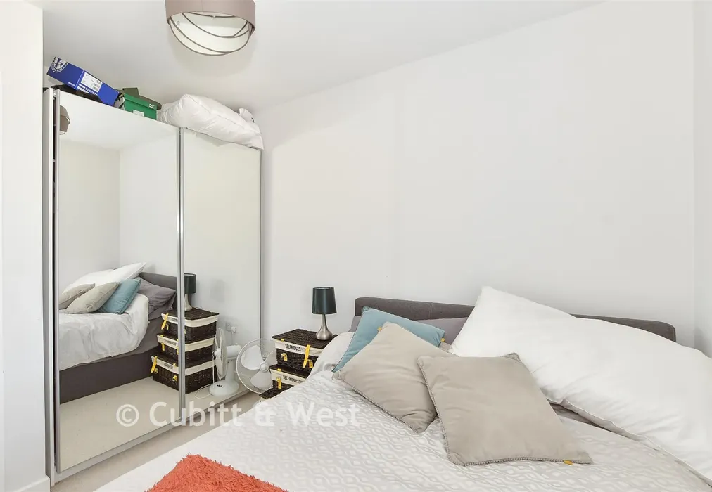 Bedroom 2 - Summer Barn Place, Pease Pottage, West Sussex - Wards of Kent
