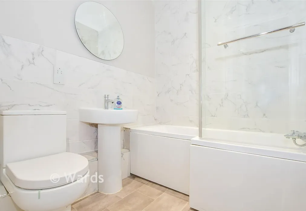 Bathroom - Mill Street, East Malling, Kent - Wards of Kent