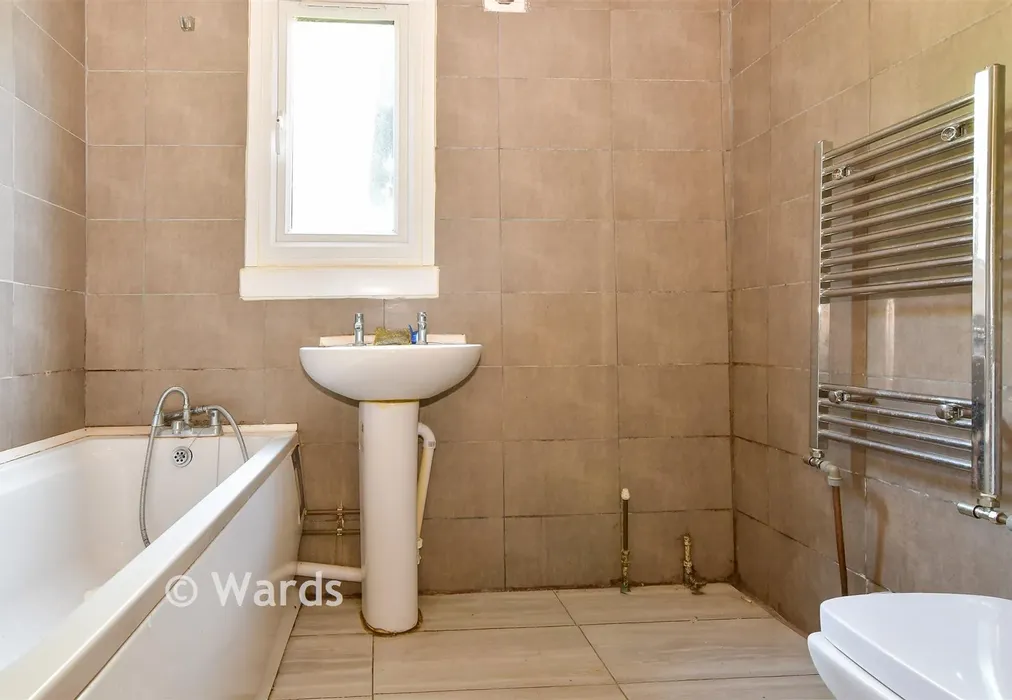 Bathroom - Otway Street, Chatham, Kent - Wards of Kent