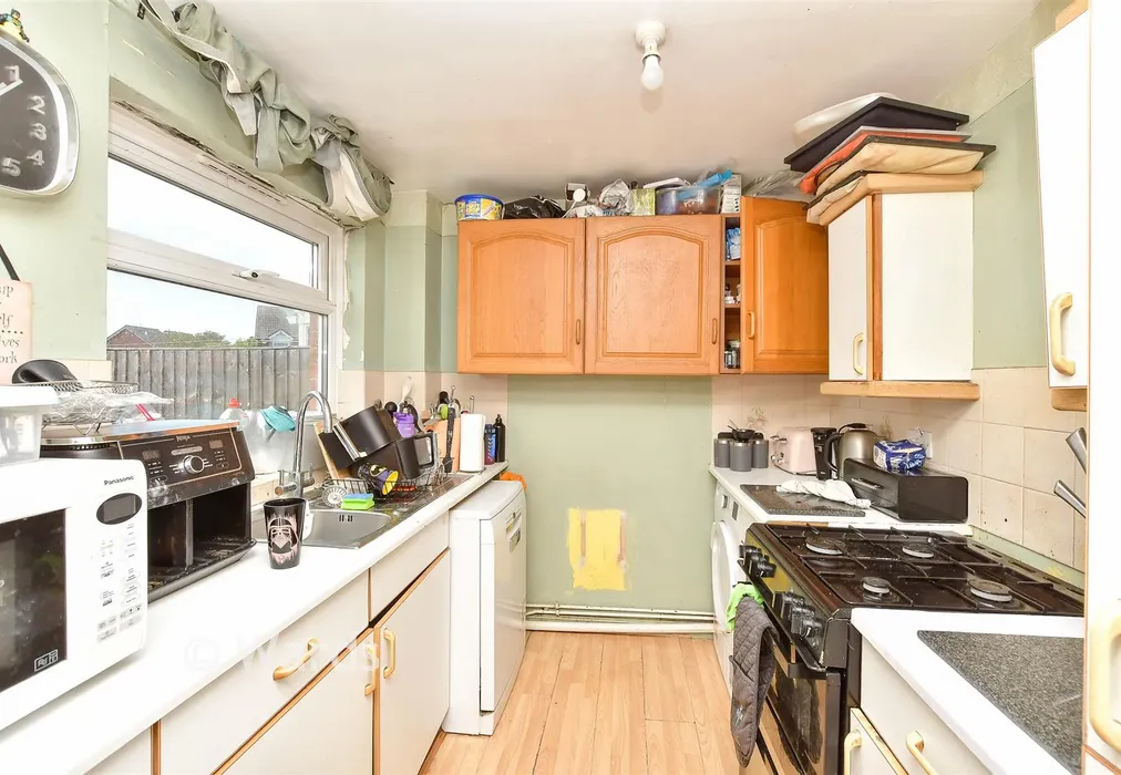 Kitchen - Bysing Wood Road, Faversham, Kent - Wards of Kent