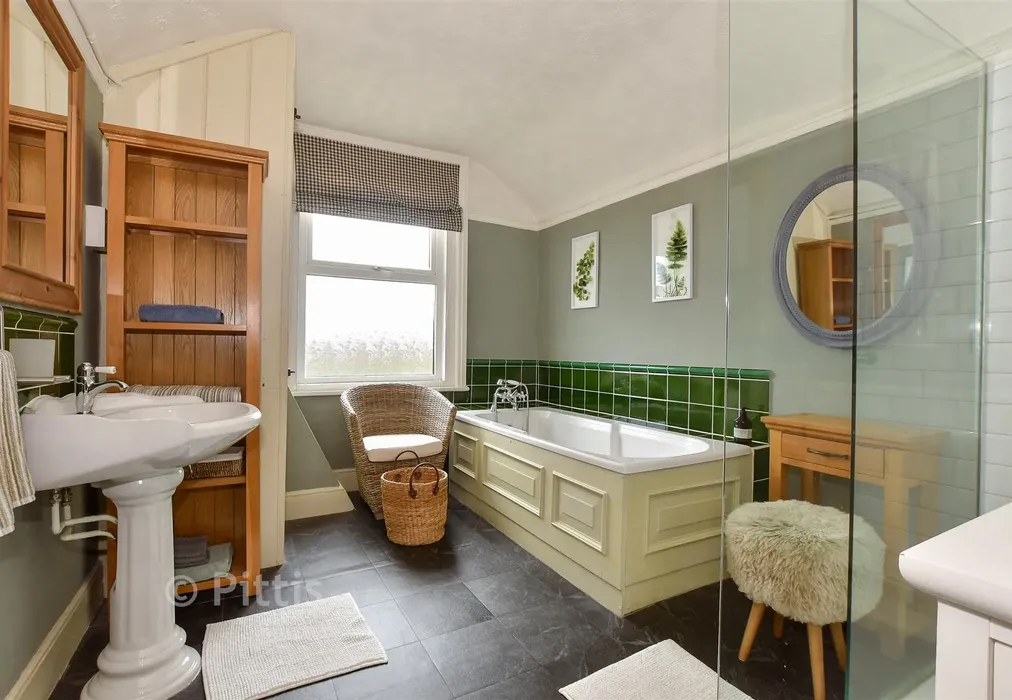 Bathroom - Mill Hill Road, Cowes, Isle of Wight - Wards of Kent