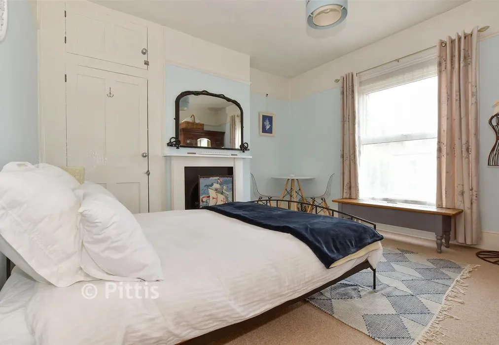 Bedroom 1 - Mill Hill Road, Cowes, Isle of Wight - Wards of Kent