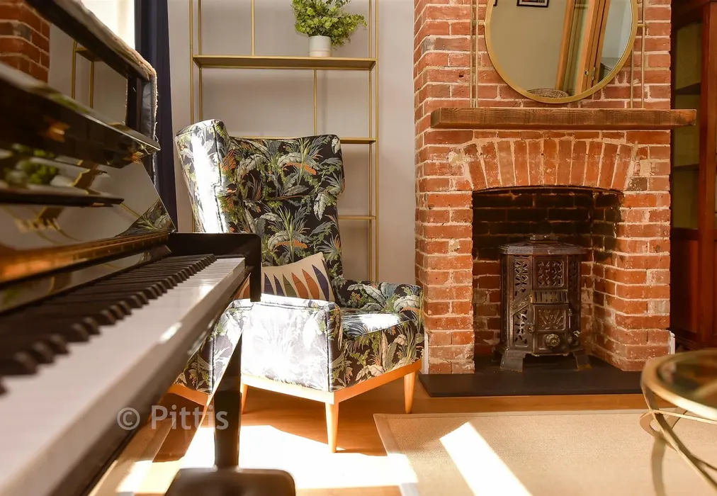 Internal Lifestyle Photograph - Mill Hill Road, Cowes, Isle of Wight - Wards of Kent
