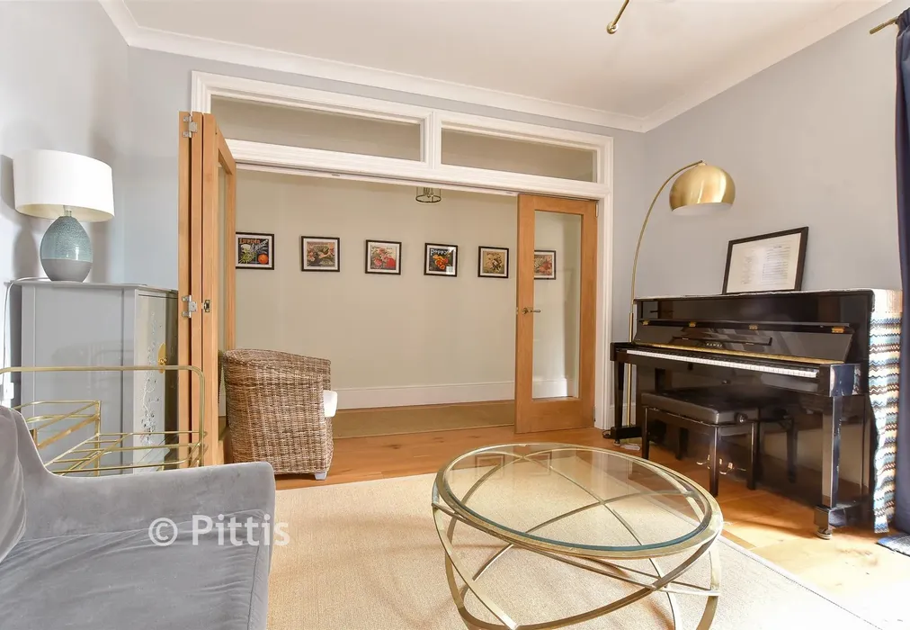 Internal Lifestyle Photograph - Mill Hill Road, Cowes, Isle of Wight - Wards of Kent