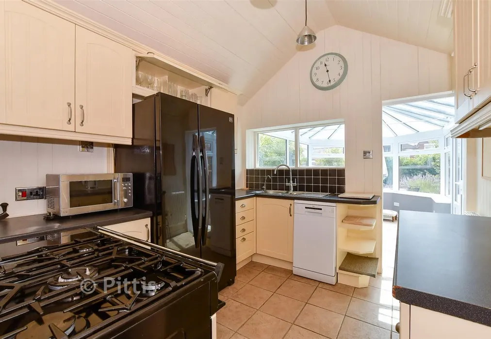 Kitchen - Mill Hill Road, Cowes, Isle of Wight - Wards of Kent