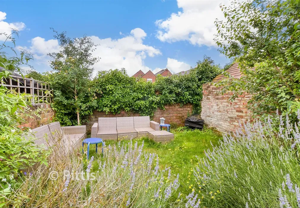 Rear Garden - Mill Hill Road, Cowes, Isle of Wight - Wards of Kent