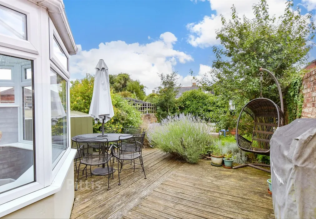 Rear Garden - Mill Hill Road, Cowes, Isle of Wight - Wards of Kent