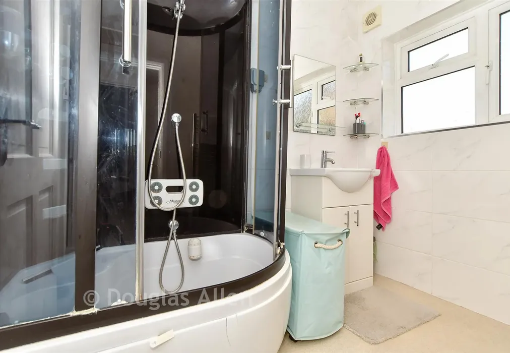 Bathroom - Chigwell Road, Woodford Green, Essex - Wards of Kent