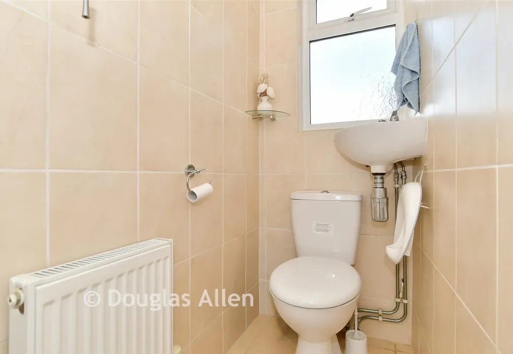 Separate WC - Chigwell Road, Woodford Green, Essex - Wards of Kent