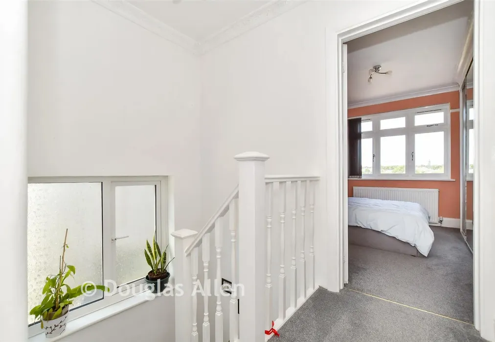 Landing - Chigwell Road, Woodford Green, Essex - Wards of Kent