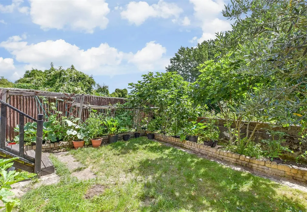 Rear Garden - Chigwell Road, Woodford Green, Essex - Wards of Kent