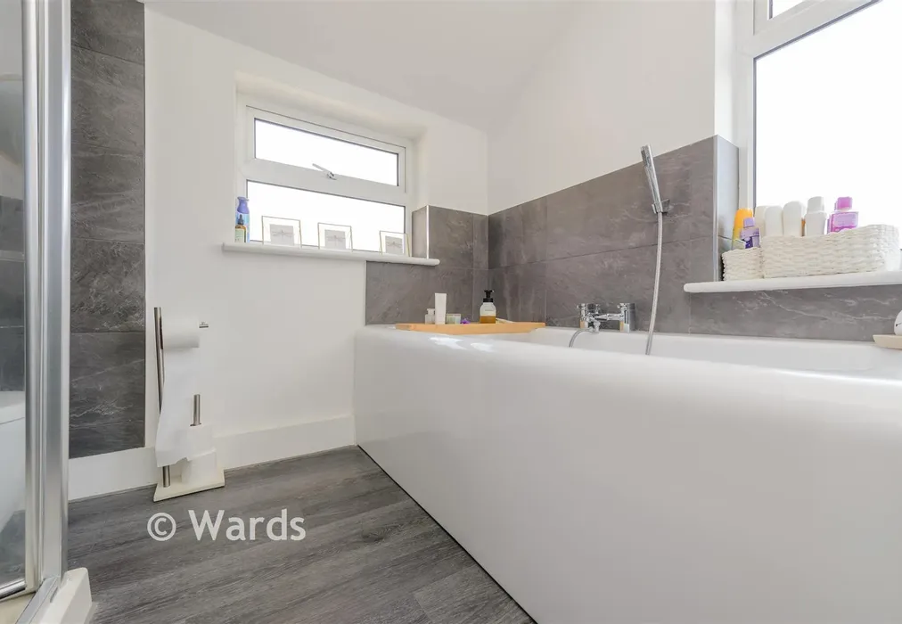 Bathroom - Bartlett Road, Gravesend, Kent - Wards of Kent