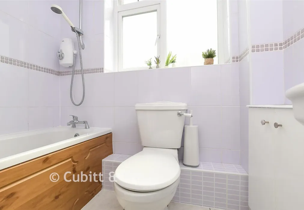 Bathroom - Woodhatch Road, Redhill, Surrey - Wards of Kent