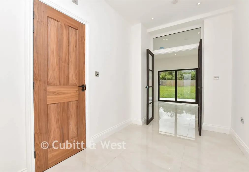 Entrance Hall - Cobham Road, Leatherhead, Surrey - Wards of Kent