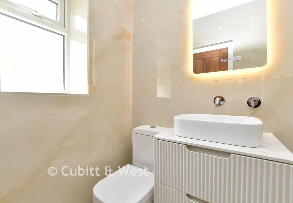 En-Suite Shower Room - Cobham Road, Leatherhead, Surrey - Wards of Kent