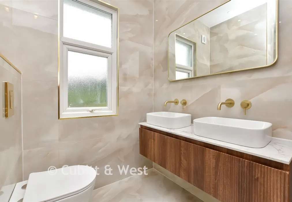 Bathroom - Cobham Road, Leatherhead, Surrey - Wards of Kent