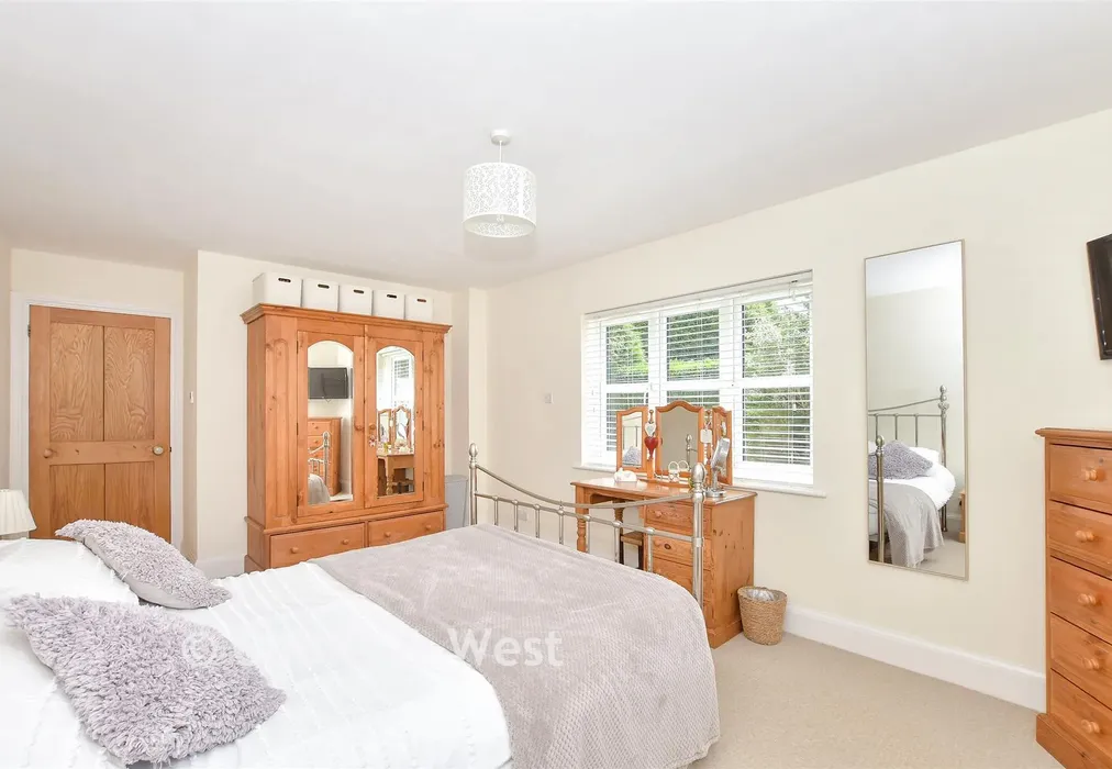Bedroom 1 - Rowplatt Lane, Felbridge, West Sussex - Wards of Kent