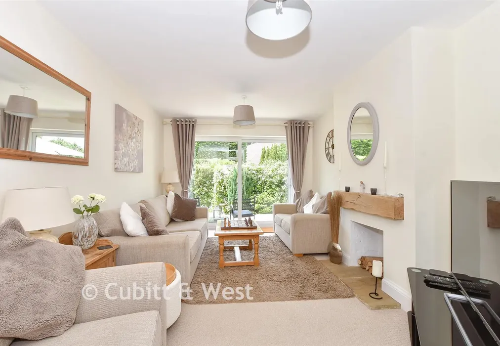 Lounge - Rowplatt Lane, Felbridge, West Sussex - Wards of Kent