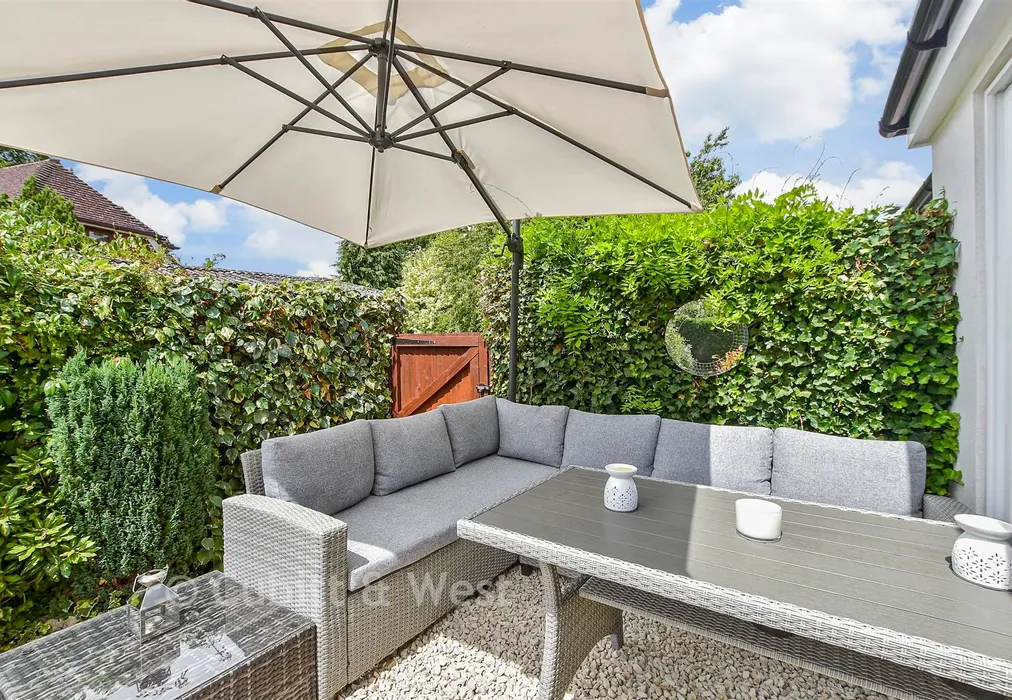 Rear Garden - Rowplatt Lane, Felbridge, West Sussex - Wards of Kent