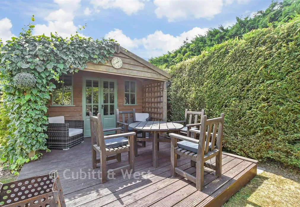 Rear Garden - Rowplatt Lane, Felbridge, West Sussex - Wards of Kent