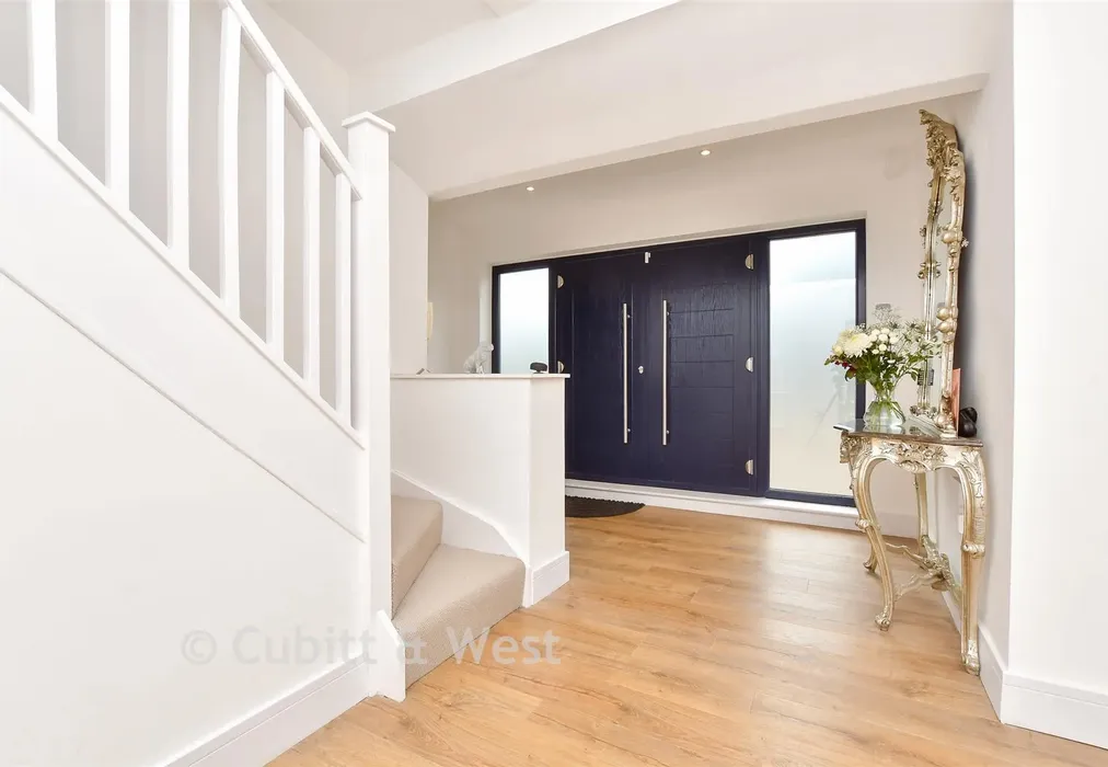 Entrance Hall - Brighton Road, Tadworth, Surrey - Wards of Kent