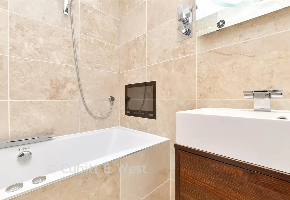 En-Suite Bathroom - Brighton Road, Tadworth, Surrey - Wards of Kent