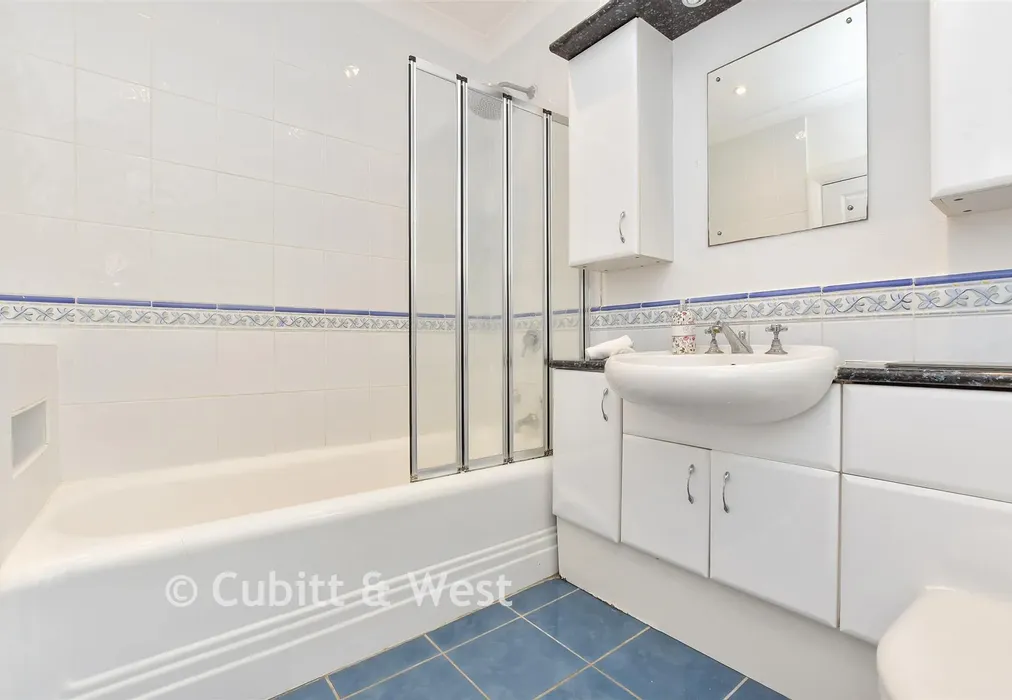 Bathroom - Brighton Road, Tadworth, Surrey - Wards of Kent