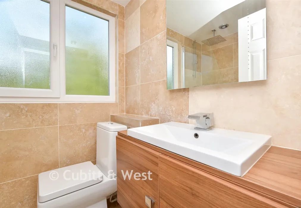 Bathroom - Brighton Road, Tadworth, Surrey - Wards of Kent