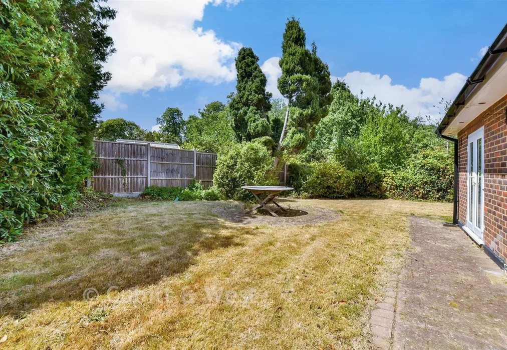 Side Garden - Brighton Road, Tadworth, Surrey - Wards of Kent