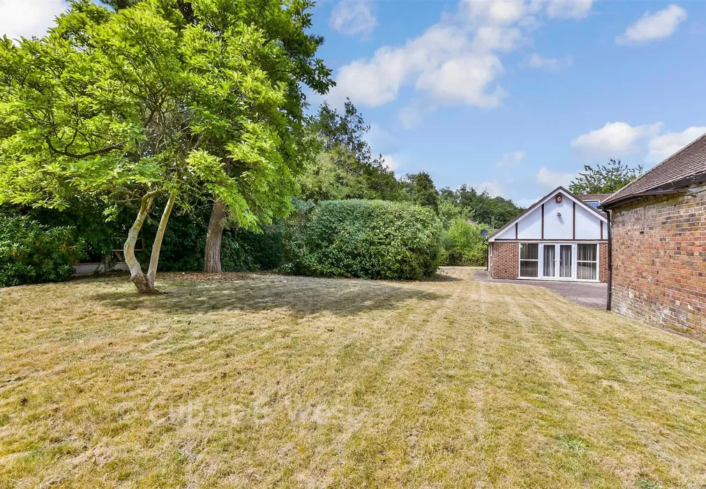 Front Garden - Brighton Road, Tadworth, Surrey - Wards of Kent