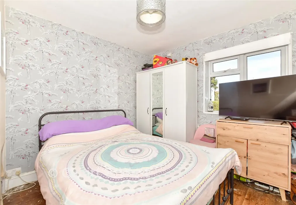 Bedroom 1 - North Crescent, Hayling Island, Hampshire - Wards of Kent