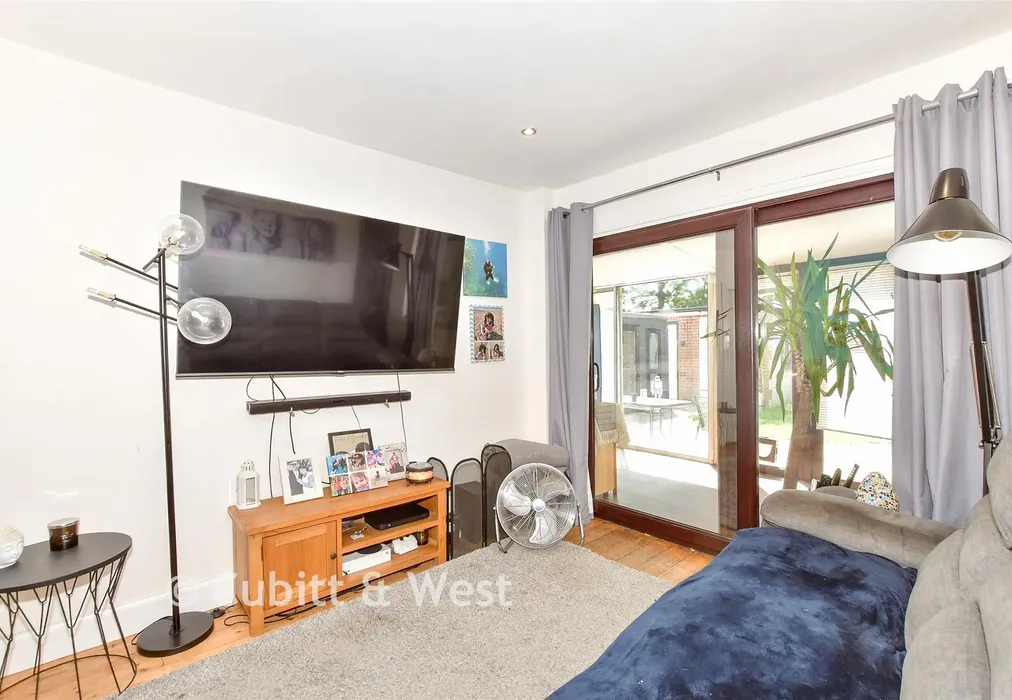 Lounge - North Crescent, Hayling Island, Hampshire - Wards of Kent