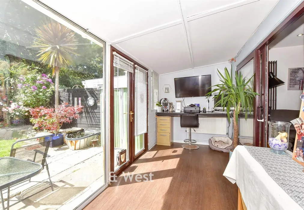 Garden Room - North Crescent, Hayling Island, Hampshire - Wards of Kent