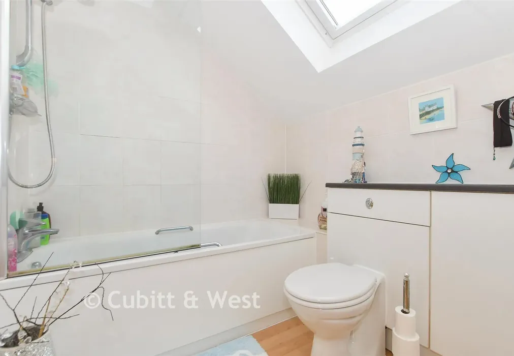 Bathroom - Truggers Court, Handcross, Haywards Heath, West Sussex - Wards of Kent