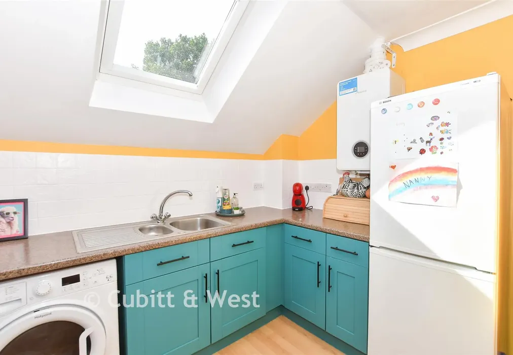 Kitchen - Truggers Court, Handcross, Haywards Heath, West Sussex - Wards of Kent