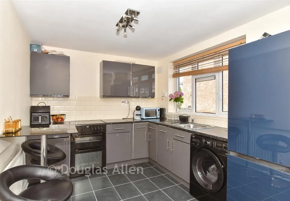 Kitchen - Grosvenor Drive, Hornchurch, Essex - Wards of Kent