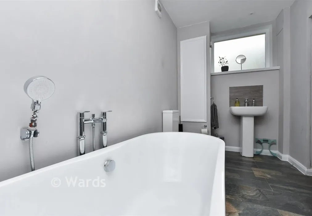 En-Suite Bathroom - High Street, Broadstairs, Kent - Wards of Kent