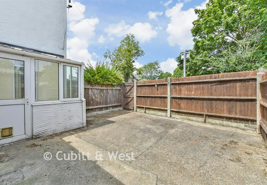 Rear Garden - Manor Lane, Sutton, Surrey - Wards of Kent