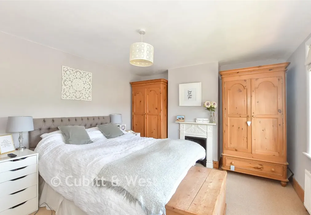 Bedroom 1 - Frant Field, Edenbridge, Kent - Wards of Kent
