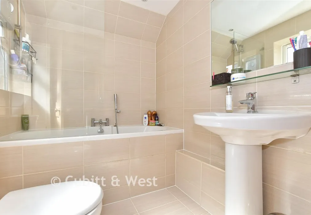 Bathroom - Frant Field, Edenbridge, Kent - Wards of Kent