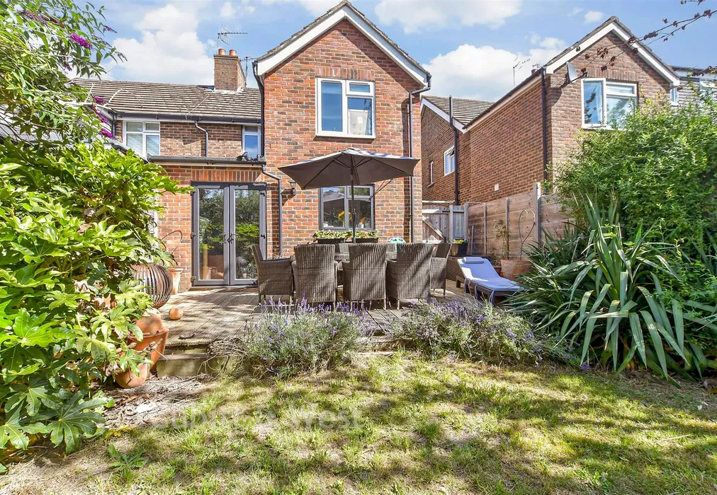 Rear Garden - Frant Field, Edenbridge, Kent - Wards of Kent