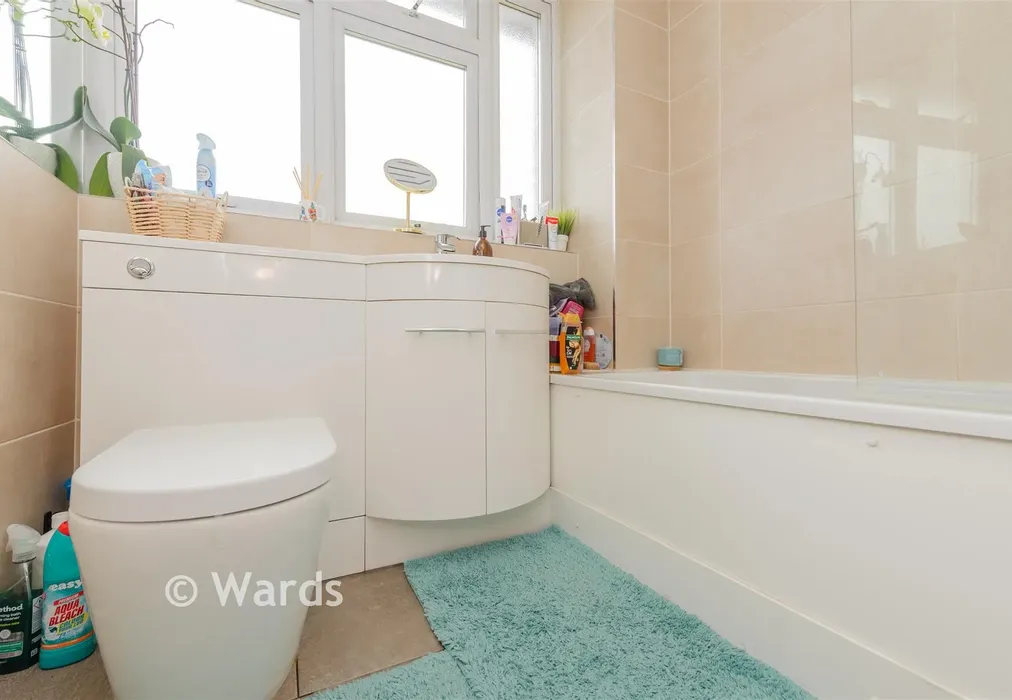 Bathroom - Cadogan Avenue, Dartford, Kent - Wards of Kent