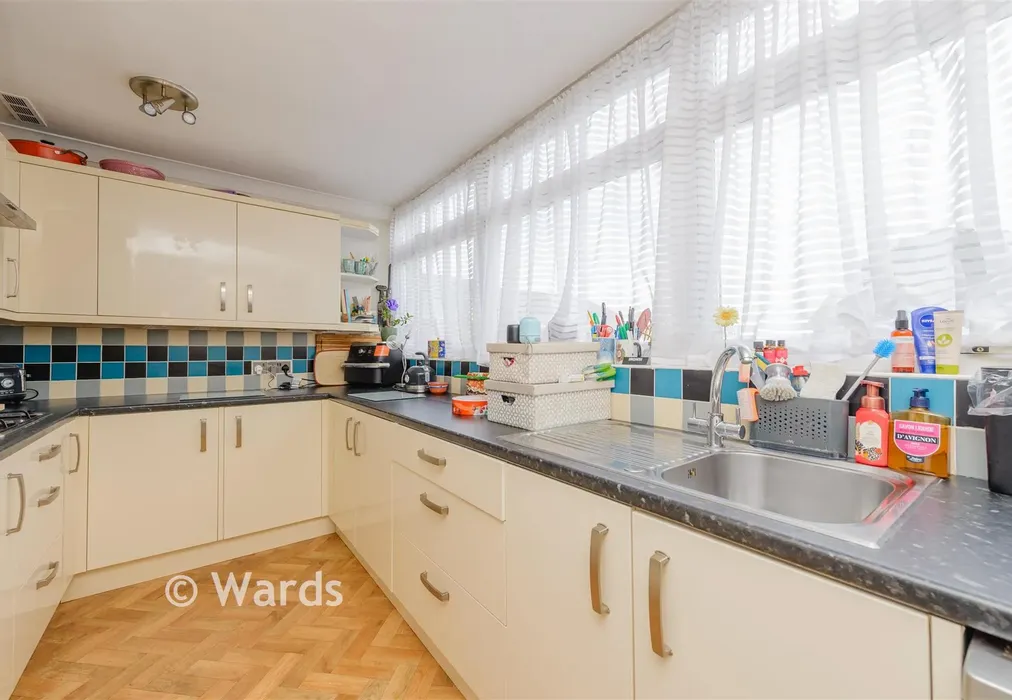 Kitchen - Cadogan Avenue, Dartford, Kent - Wards of Kent