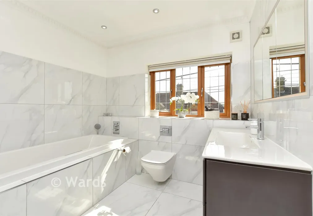 Family Bathroom - Cooling Street, Cliffe, Rochester, Kent - Wards of Kent