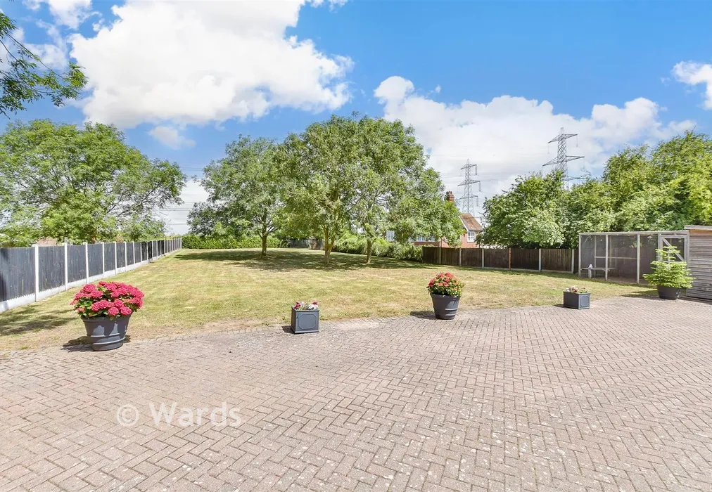 Front Garden - Cooling Street, Cliffe, Rochester, Kent - Wards of Kent