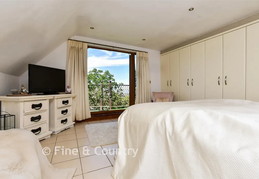 Principal Bedroom - Wraik Hill, Whitstable, Kent - Wards of Kent
