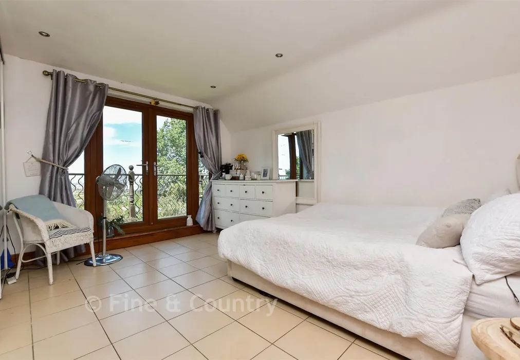 Bedroom 2 - Wraik Hill, Whitstable, Kent - Wards of Kent